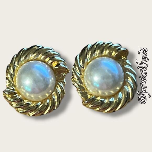 Vintage Gold-Tone Earrings with Faux Pearl Center – Classic Elegance - Picture 7 of 9